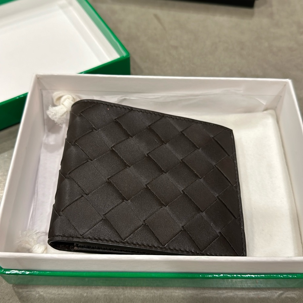 Bottega Veneta wallet- never been used / with tags and box